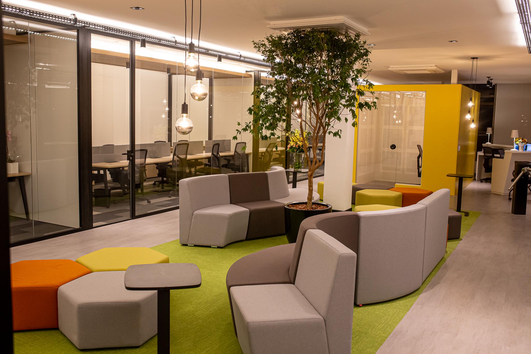 Ambiente colaborativo com mobiliário corporativo